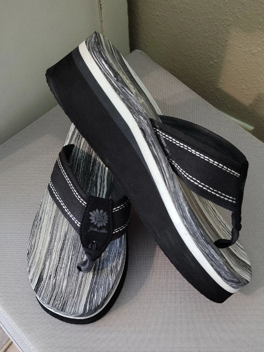 EUC Yellow Box Flip Flops - Picture 6 of 6
